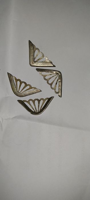 4 cantos em metal com mais de 60 anos para por em cartolina