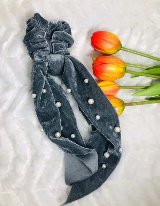 Gumka scrunchies z chwostem perełki skranczi welurowa zimowa aksamitna