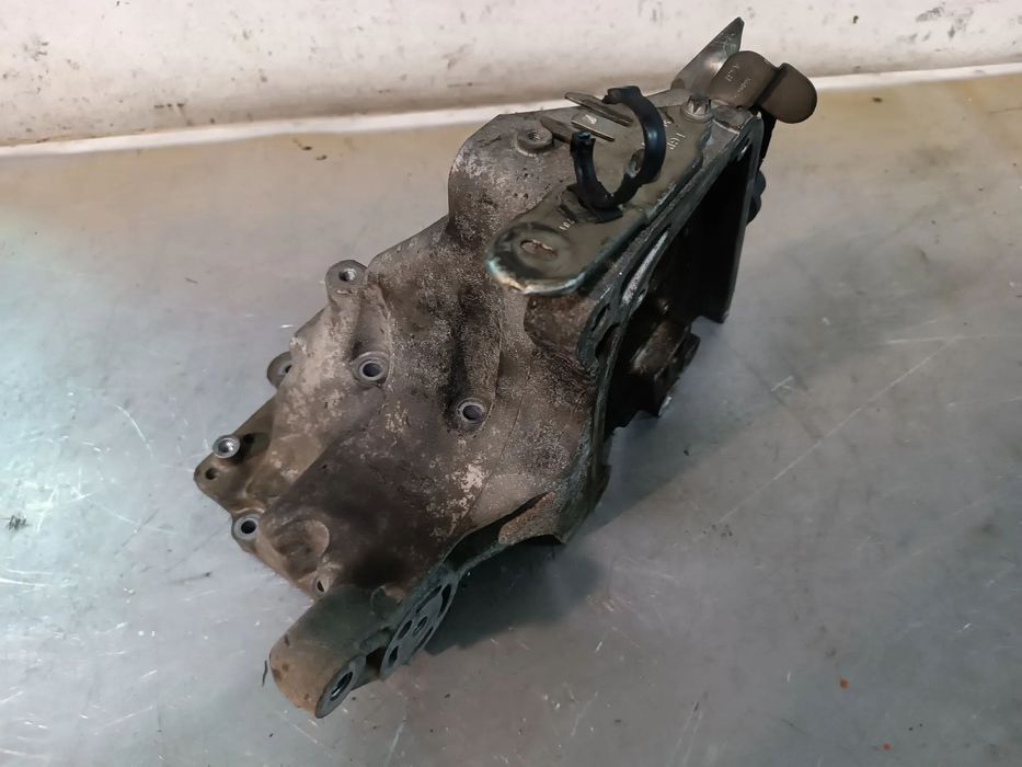 APOIO / SUPORTE DA BOMBA OPEL ASTRA  VECTRA 1.9CDTI 1.9JTD 55196092