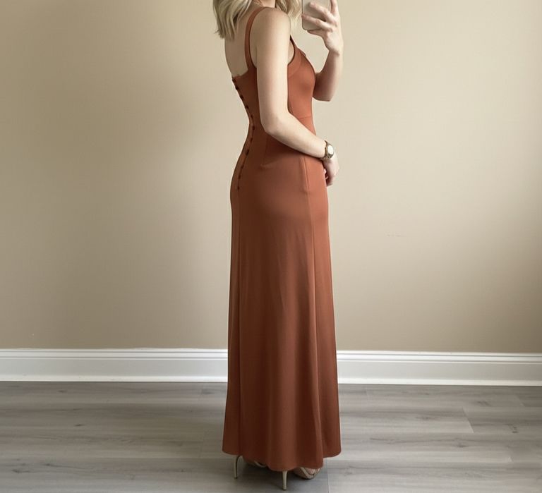 Sukienka maxi na wesele z rozcięciem