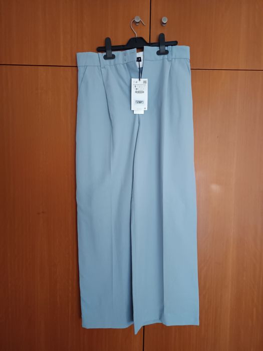 Calças largas de fato tom azul com vinco