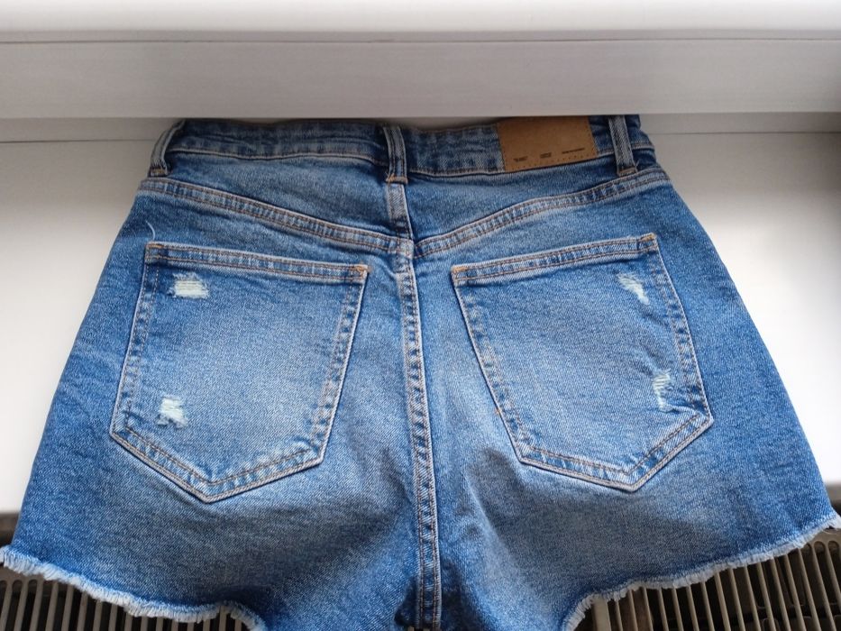 Szorty dżinsowe jeansy spodenki Bershka 36 S dziury poszarpane