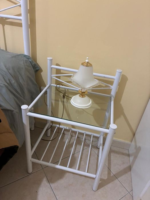 Cama com estrado e colchão