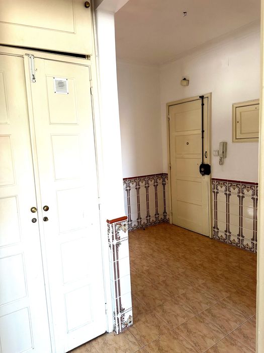 Apartamento para venda - Av. Manuel da Maia - Damaia de Cima