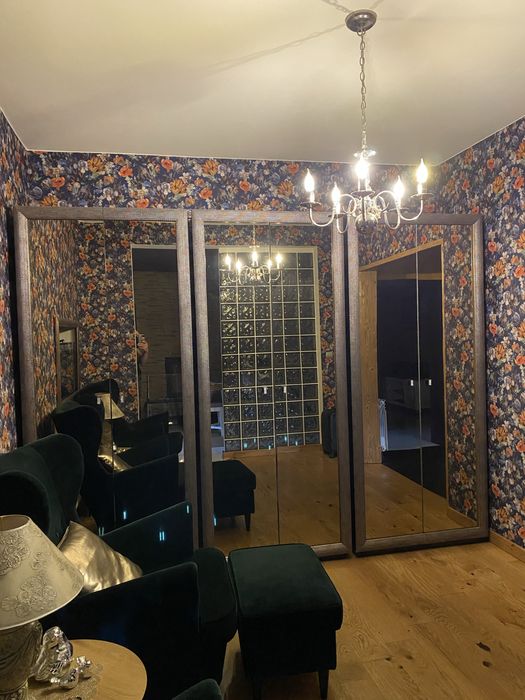 Szafy z lustrami w pięknych ramach