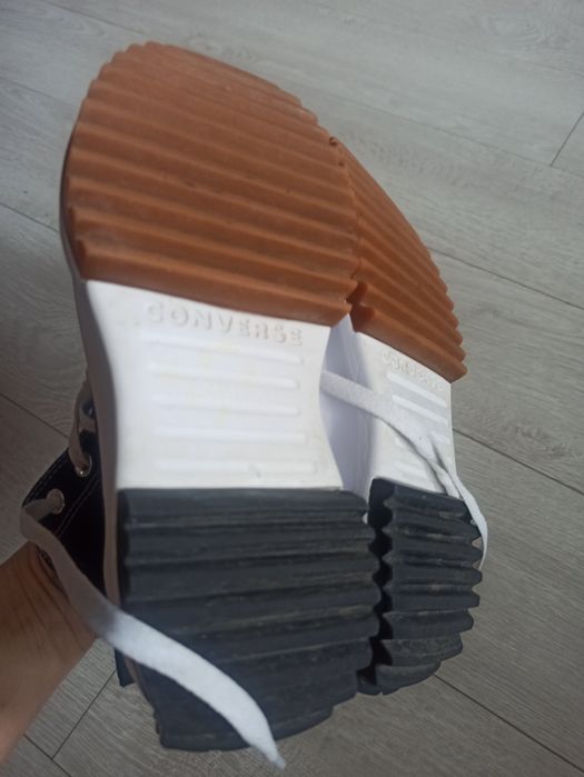 Converse na platformie 37