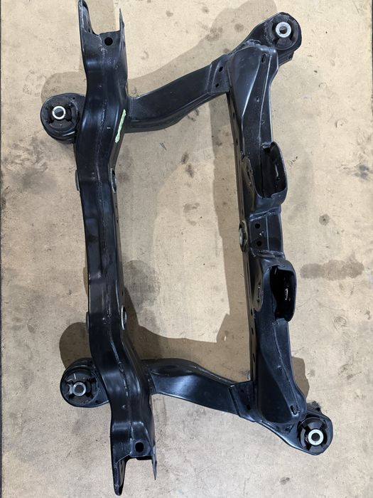 Підрамник подрамник задний jeep cherokee kl 2.4 3.2 2.0