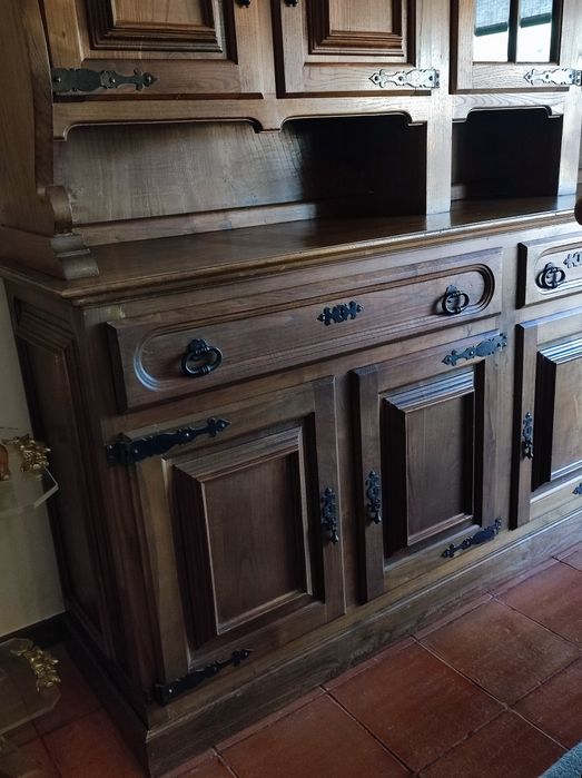 Conjunto mesa oval e armário em carvalho maciço