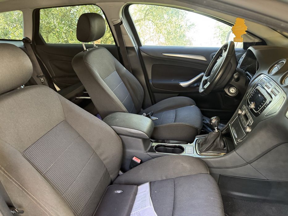 Ford Mondeo diverso material