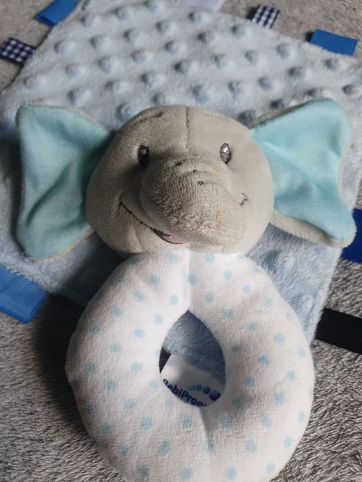 Grzechotka słonik biało-błękitno-szara + sensoryczny materiał minky 0m