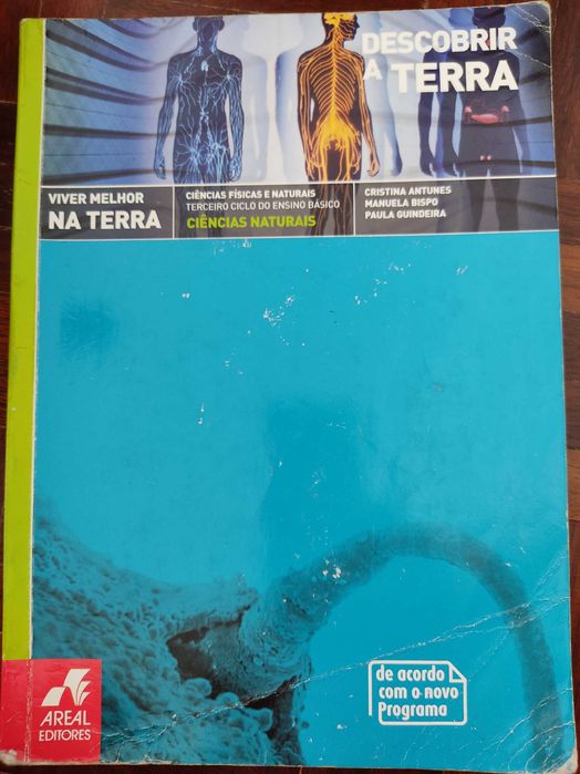 Livros escolares de diferentes anos de ensino e disciplinas