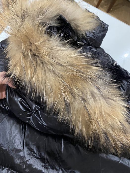 Meska kurtka Moncler Maya fur czarna z futrem z jenota puchowa zimowa