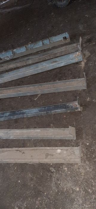 Comedouros em zinco e outros de madeira