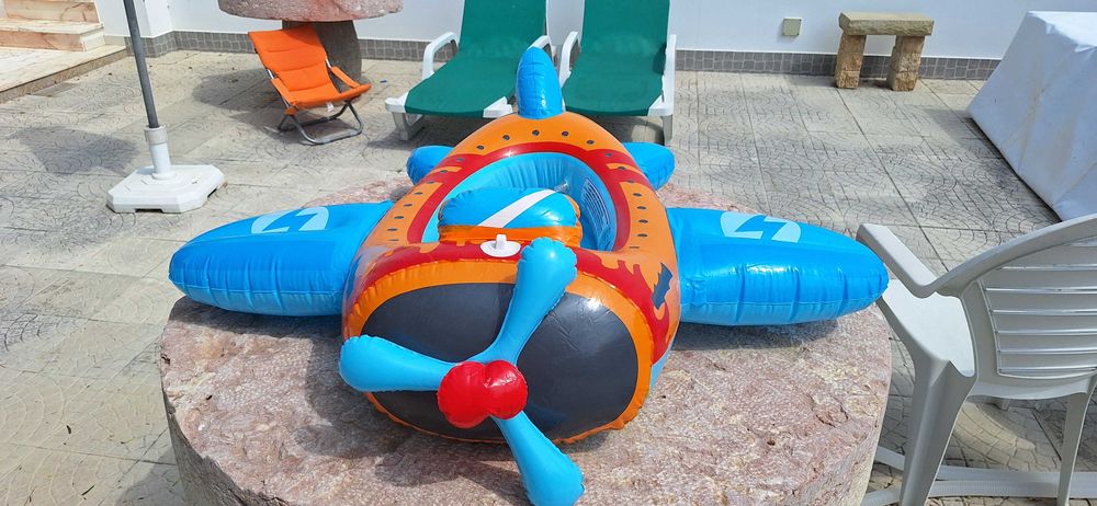 1 Bóia Cadeira + 2 conjuntos de Braçadeiras + 1 Colete + 2 barcos