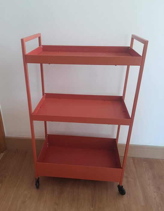 Carrinho vermelho de apoio