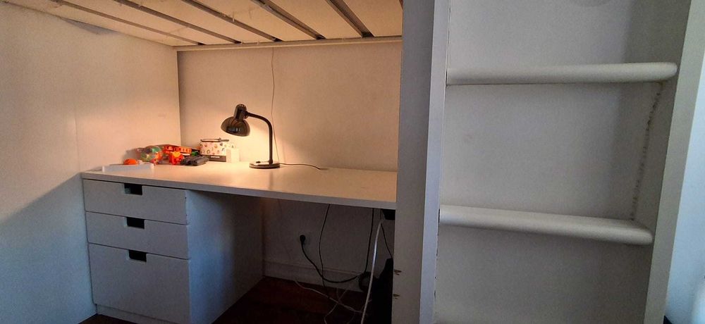 Cama alta modelo Smastad, do IKEA, com secretária e armário