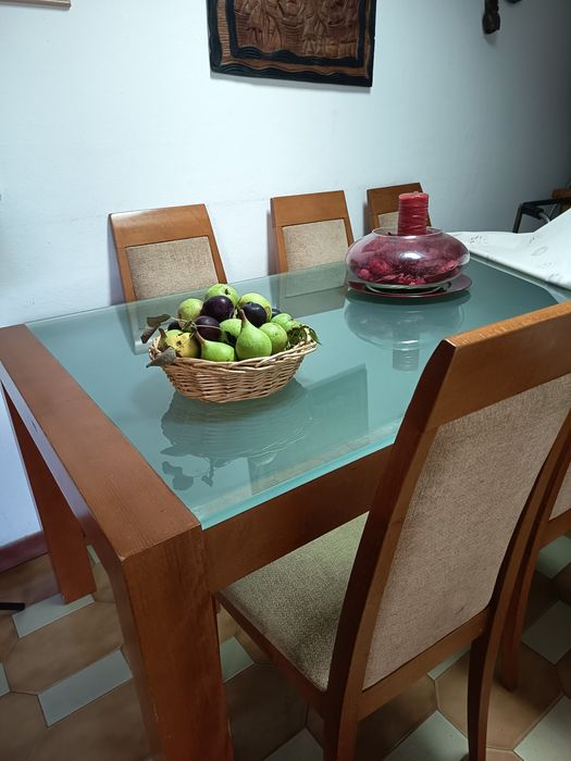 Mesa e cadeiras de jantar