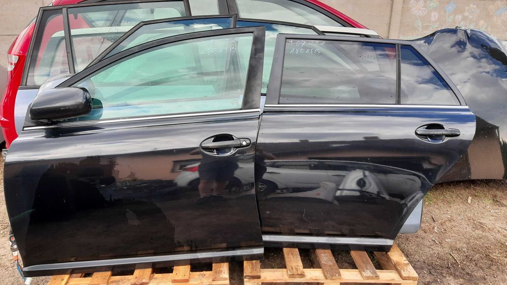 Toyota Avensis II t25 kombi drzwi lewe przód tył CZARNE