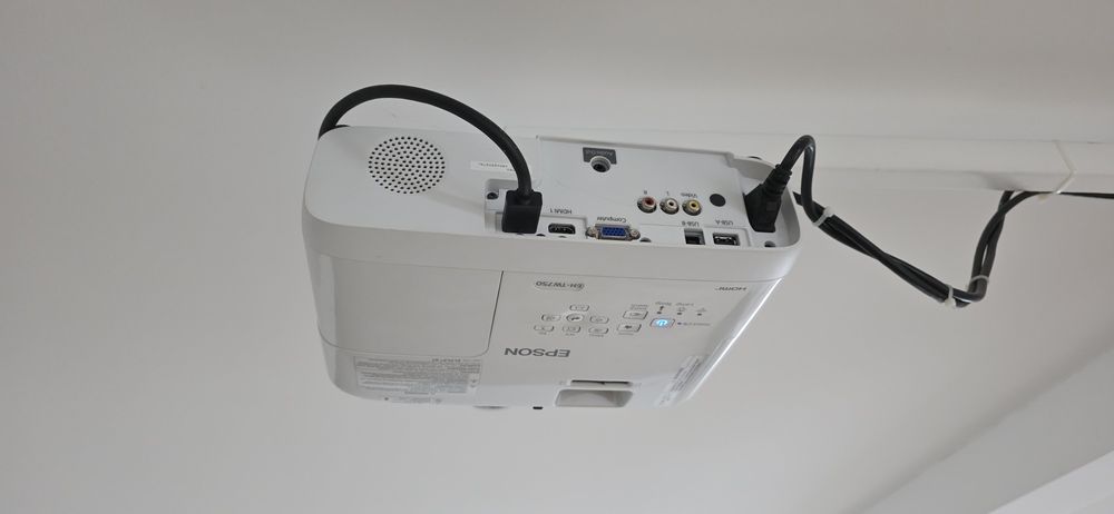 Projektor Epson EH-TW750 + uchwyt