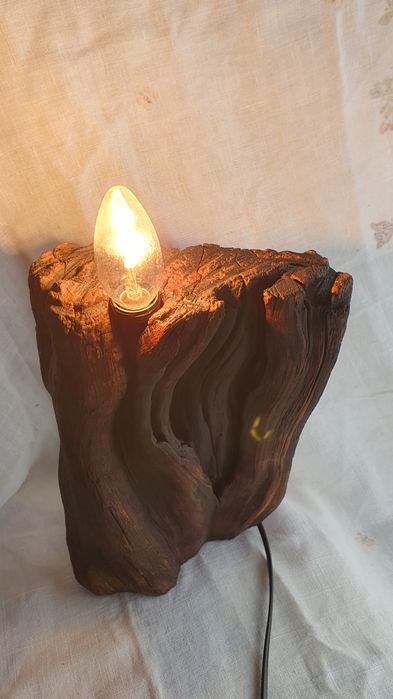 Lampa stojąca z drewna