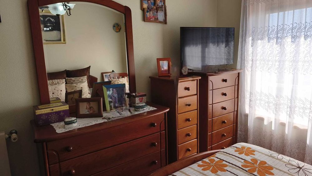 Vendo mobilia de quarto em pinho. Cama com estrado,4 gavetas, colchão.  2 mesinhas de cabeceira.  Comoda. Camiseiro e cadeira