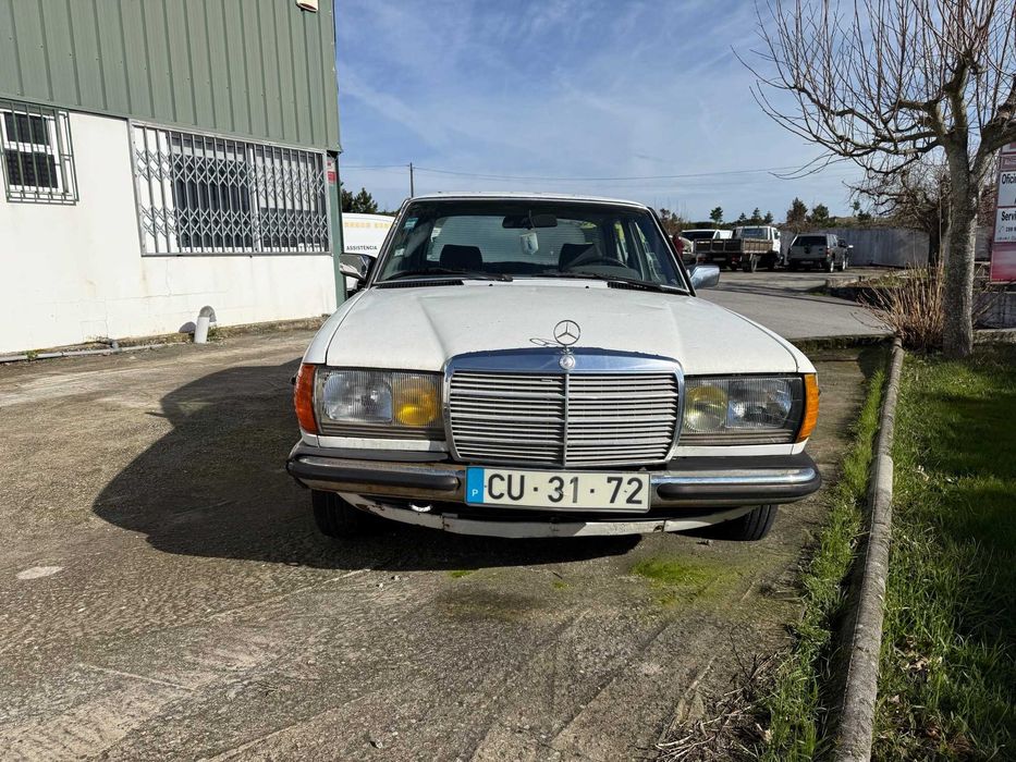 Vende-se Viatura Mercedes 240D