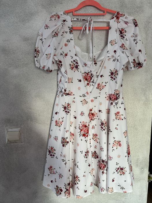 Biala sukienka w kwiaty