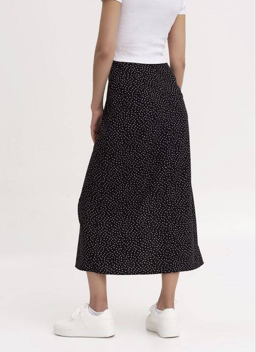 Легка чорна спідниця в горошок правильної довжини