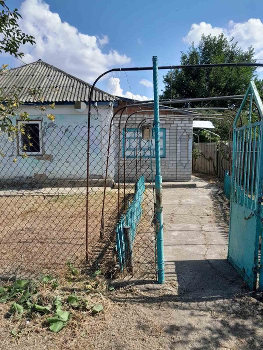 Продаж будинку за межами міста, з санвузлом та великою земельною ділян