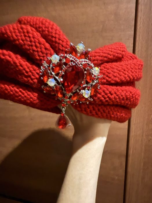 Шапка ручної роботи з камінням