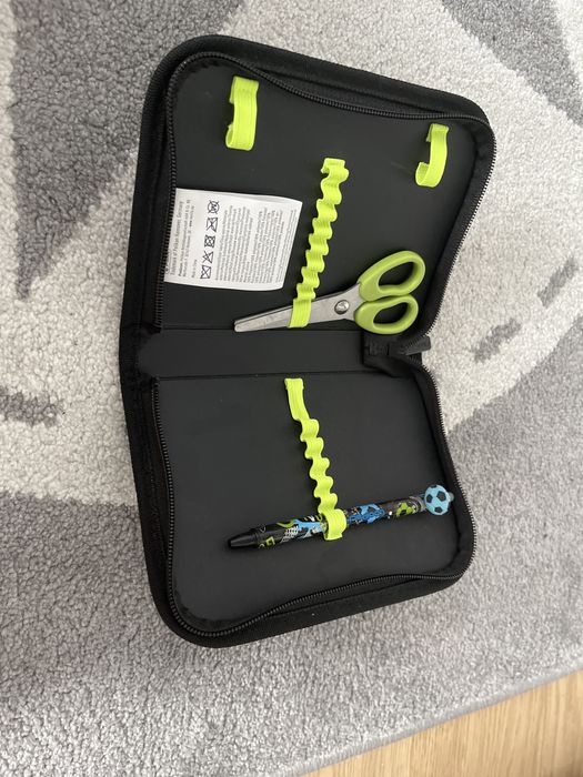 Dwa piórniki dla dziecka do szkoły