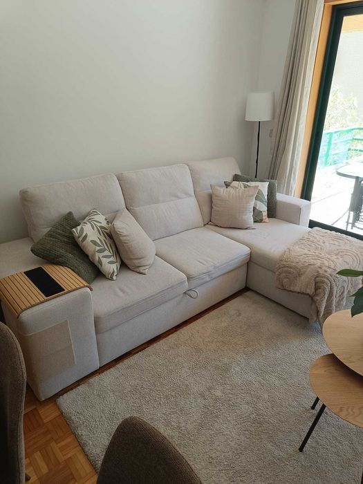 Sofá chaise longue com baú e puffs