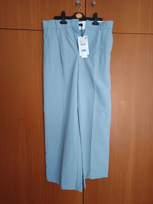 Calças largas de fato tom azul com vinco