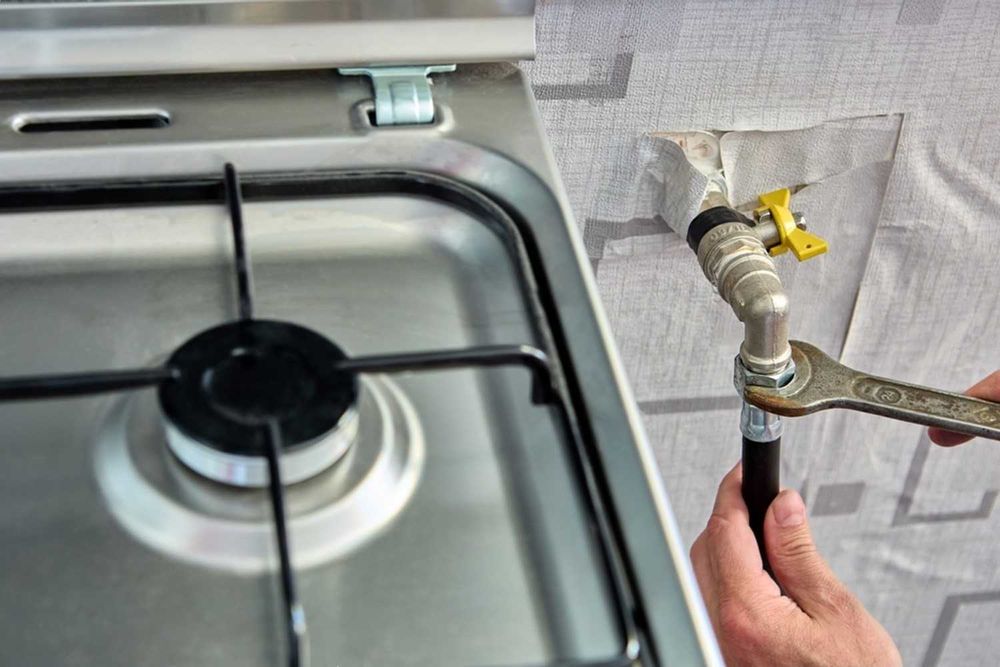 Підключення та ремонт газових та електричних плит і поверхонь.