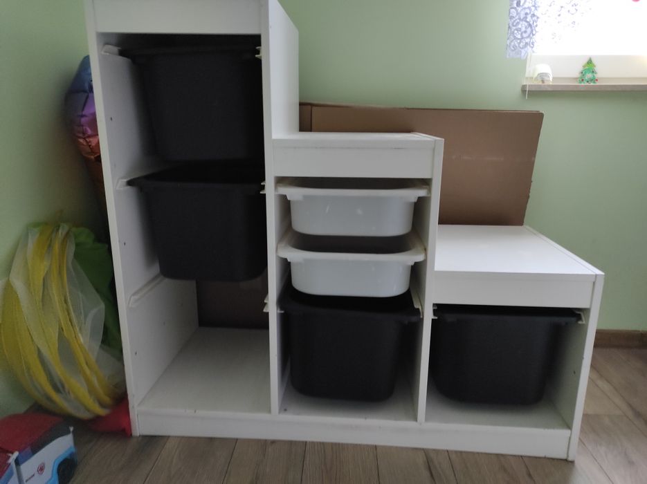 Regał IKEA trofast z pojemnikami