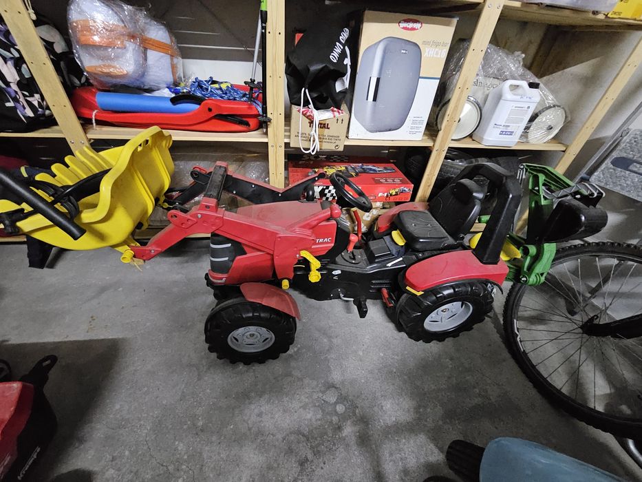 Trator a pedais c atrelado