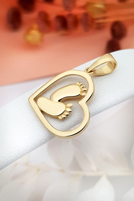 Złota zawieszka ze stópkami