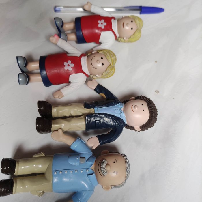 Casa de madeira para brincar e mesa Ikea rosa