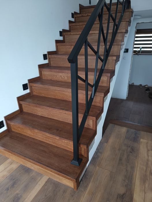 Schody, stopnie na beton, konstrukcji stalowej, półkowe