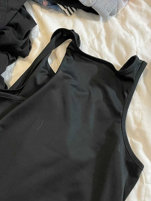 Top desportivo pouco uso preto.