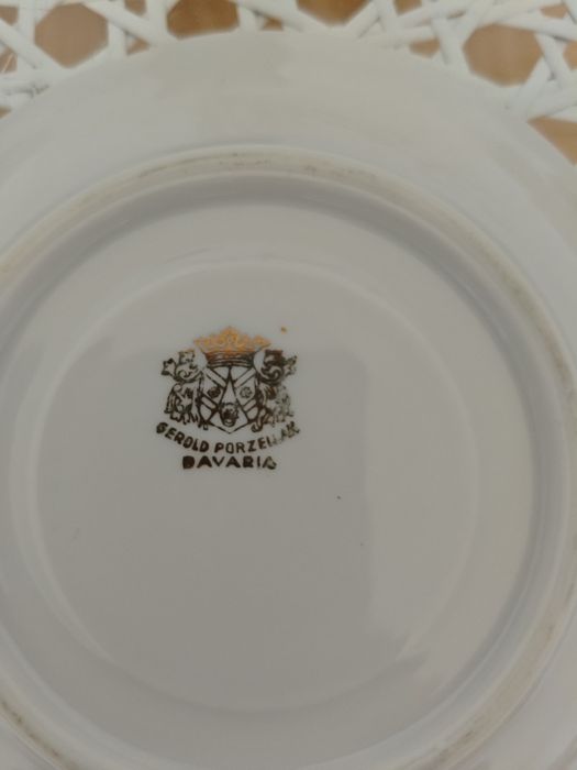 Stara porcelanowa filiżanka z talerzykiem