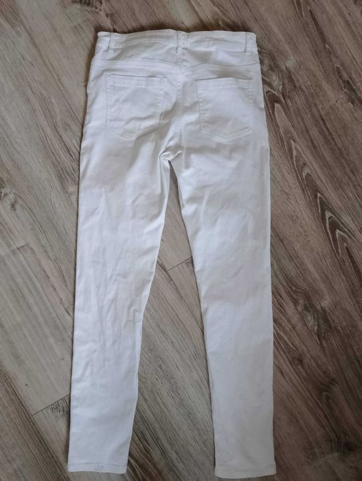 Białe spodnie z kwiatowym haftem