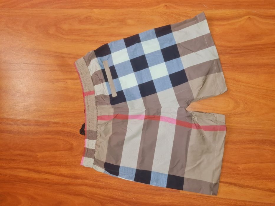 Calção Burberry.