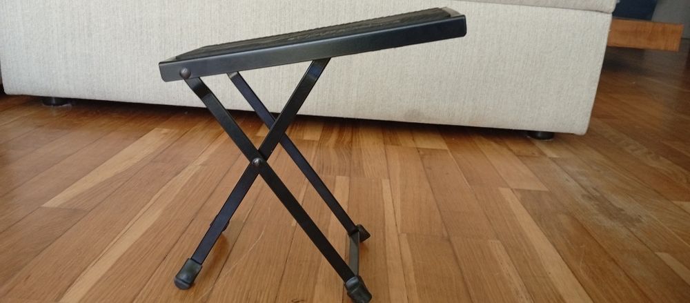 apoio de pé para guitarra da marca Hercules, modelo FS100B de 5 ângulos