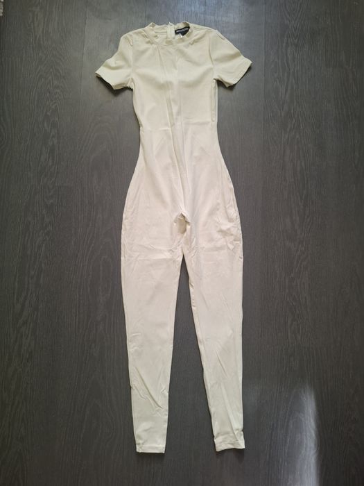 Комбінезон бежевий з коротким рукавом pretty little thing