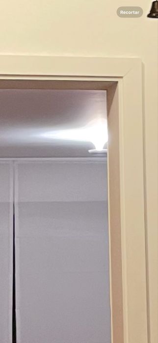 Candeeiro branco junto ao tecto como novo