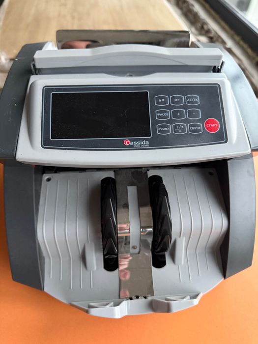Компактный счетчик банкнот Cassida 5550 UV MG с функцией детекции и калькуляцией по номиналу