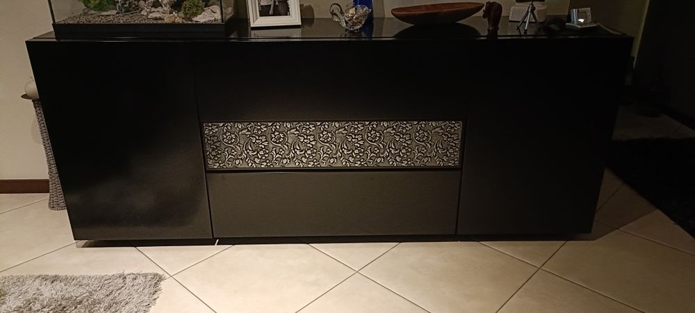 Mobília de sala de jantar ( Mesa, Cadeiras e Aparador)