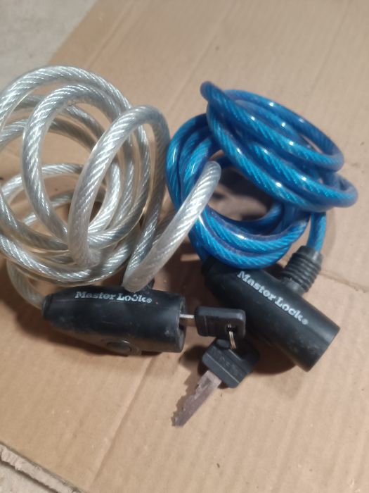 Dois cadeados com duas chaves