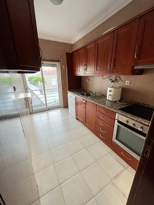 T2 em Vialonga perto de comércio
